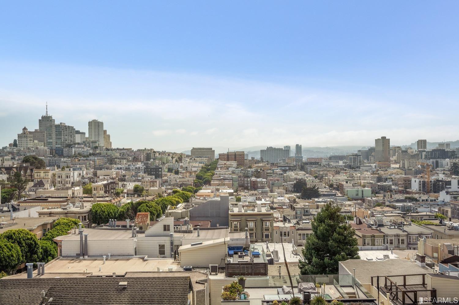 SF view of Russian Hill neighborhood