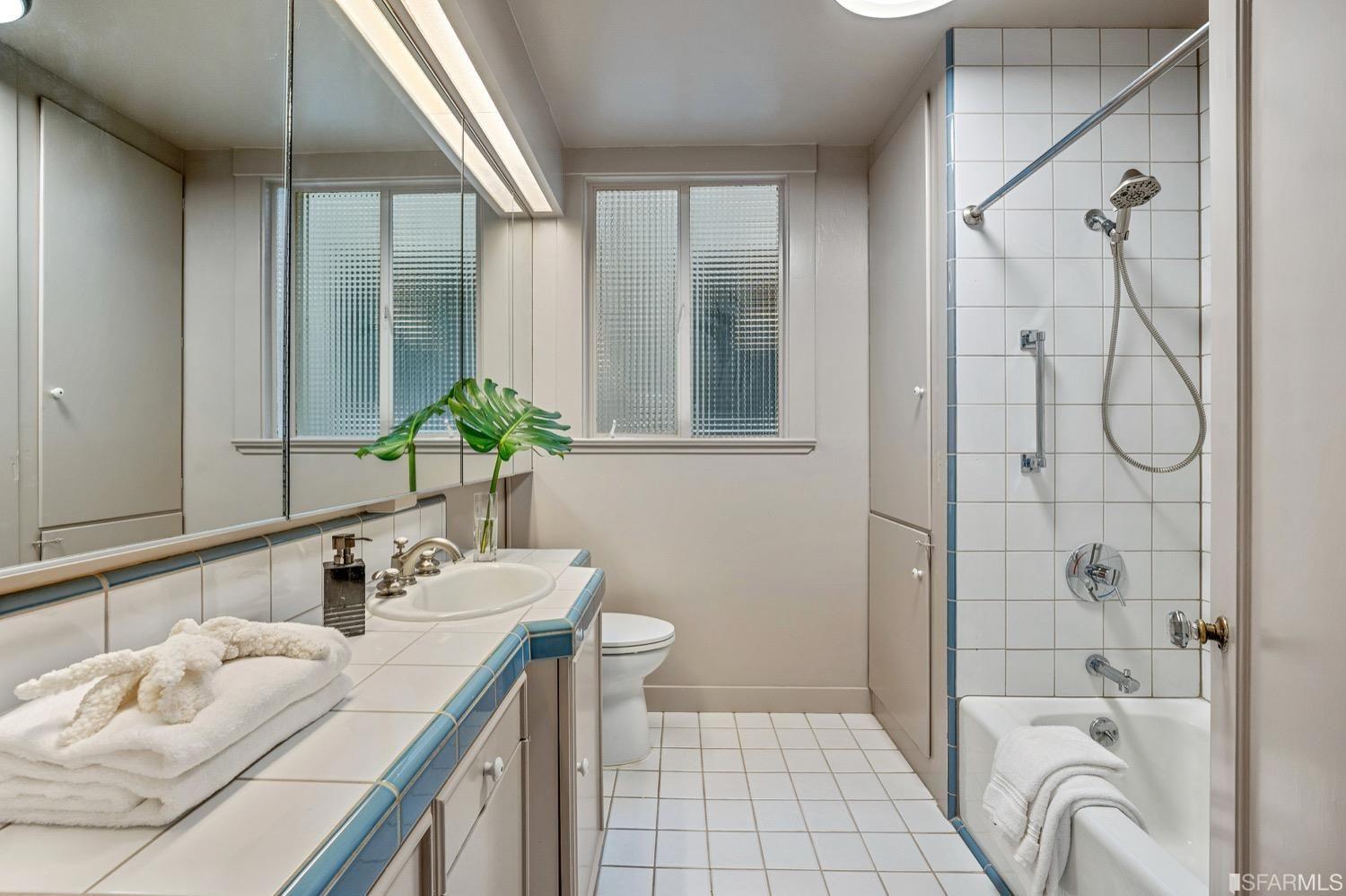 2111 Hyde Street, Unit 503 bathroom