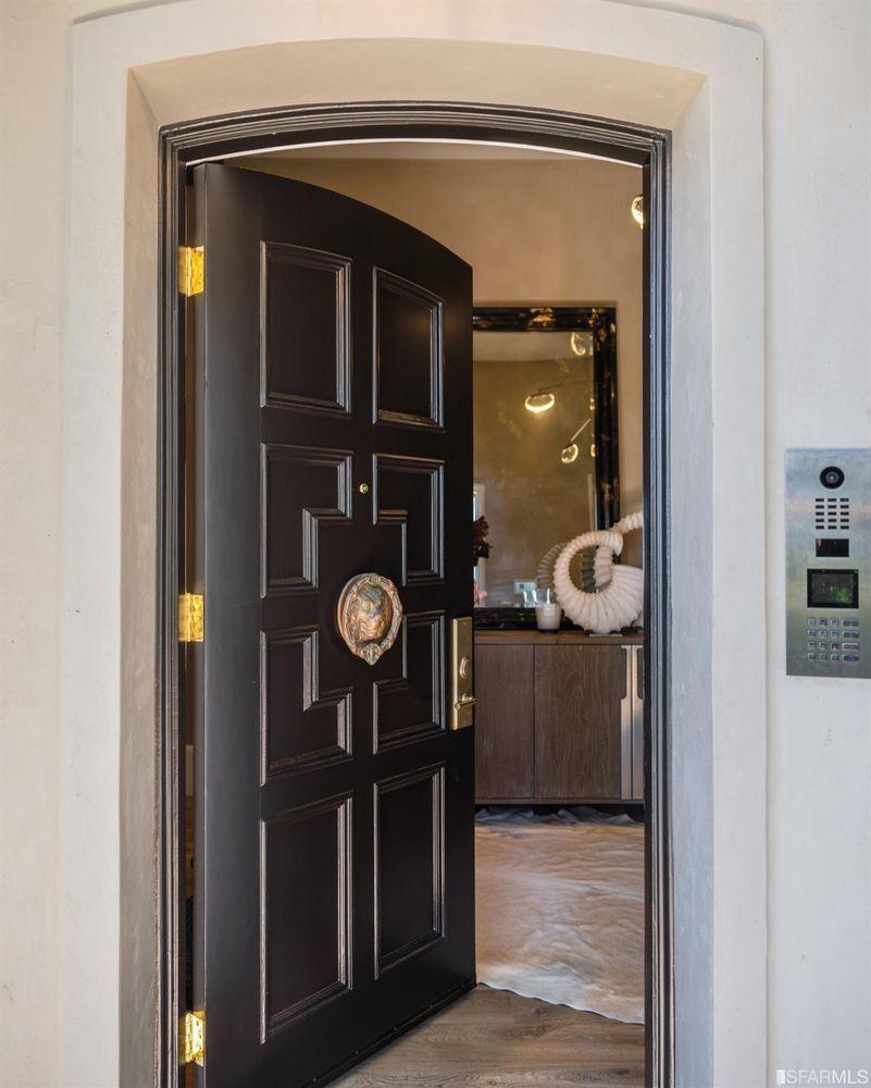 2545-2547 Lyon Street exterior entry