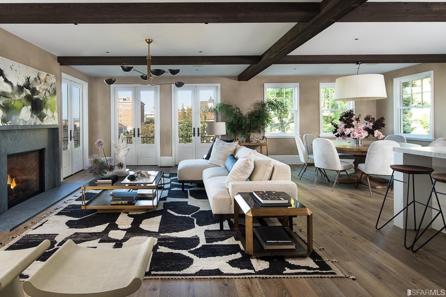 2545-2547 Lyon Street livingroom