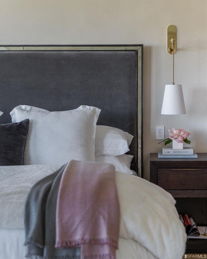 2545-2547 Lyon Street bed view