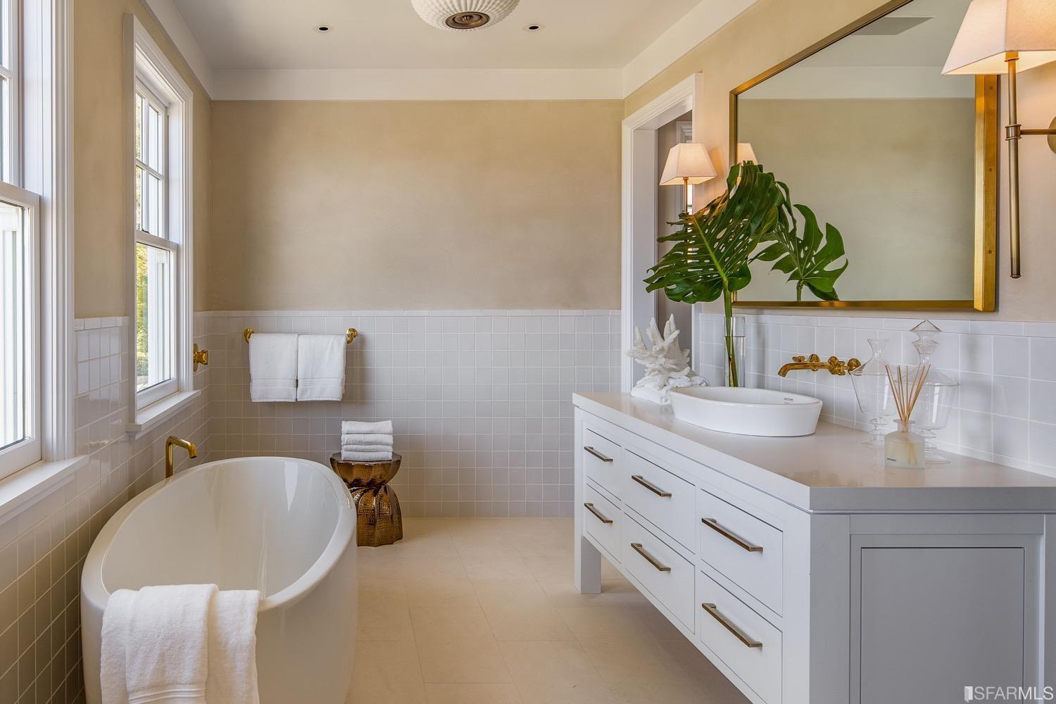 2545-2547 Lyon Street bathroom with stand alone tub