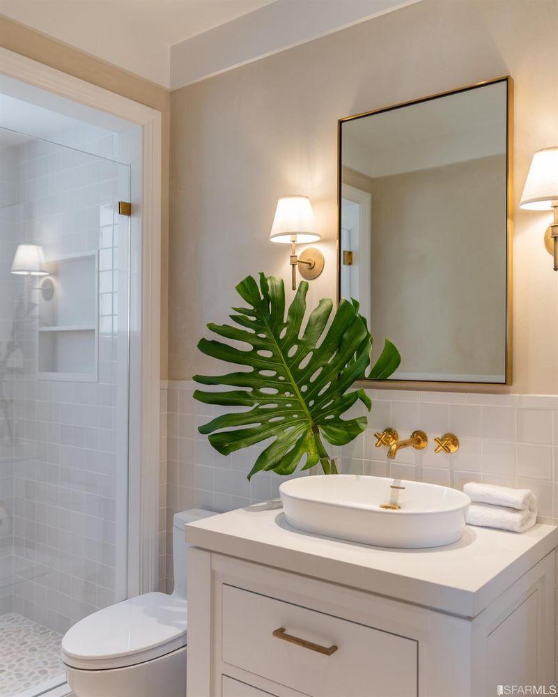 2545-2547 Lyon Street bathroom