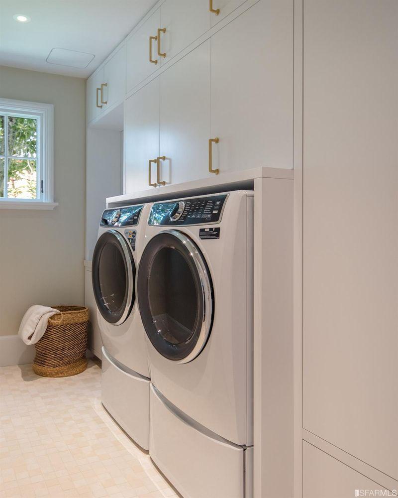 2545-2547 Lyon Street washer dryer