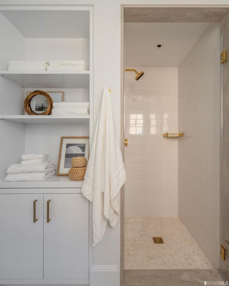 2545-2547 Lyon Street shower
