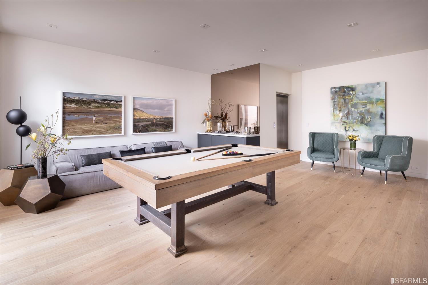 Entertainment room with pool table