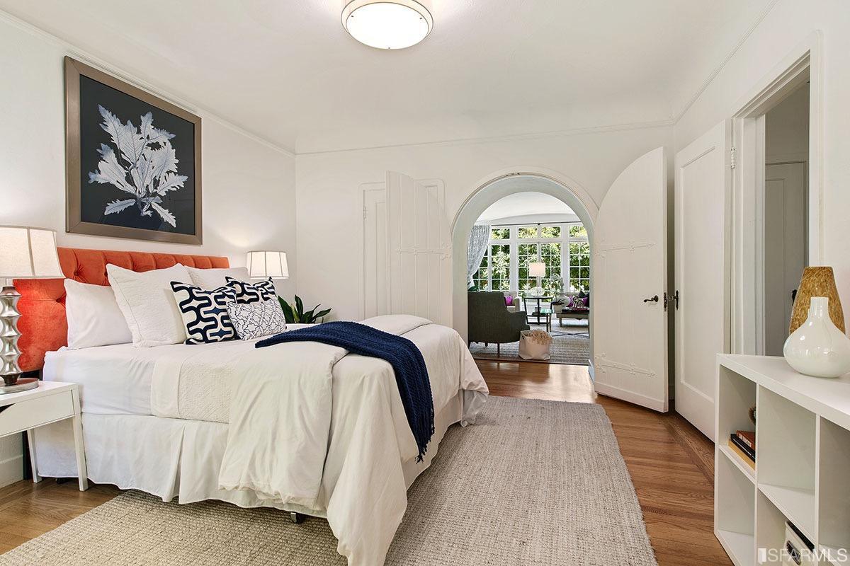 3bedroom and open door